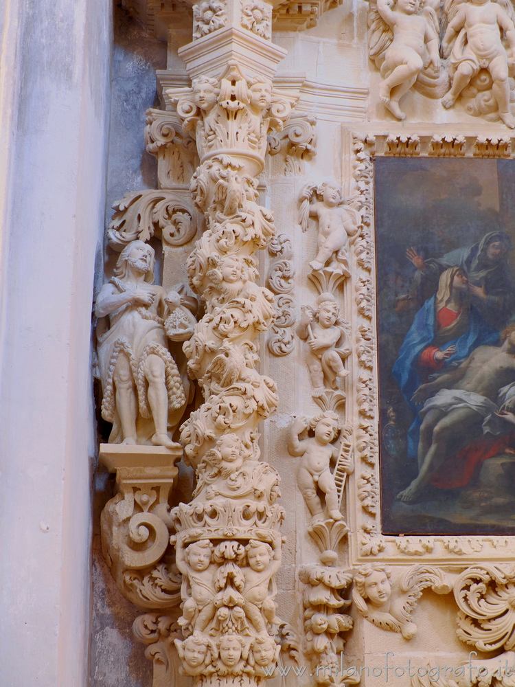 Gallipoli (Lecce) - Dettaglio dell'ancona della Cappella dell'Addolorata nella Chiesa di San Domenico al Rosario